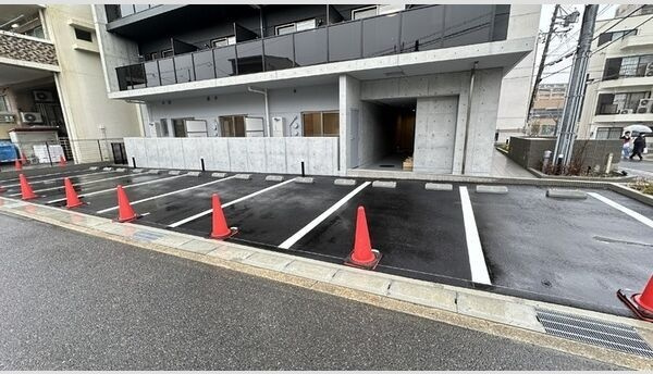 アーデルドルフ東山の駐車場
