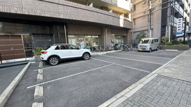 グランドソレイユ名駅の駐車場