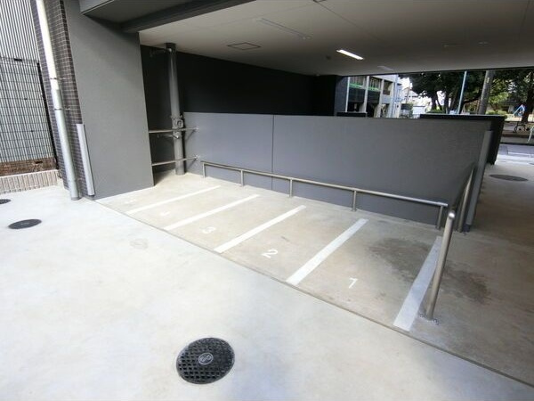 ディアレイシャス上前津の駐車場