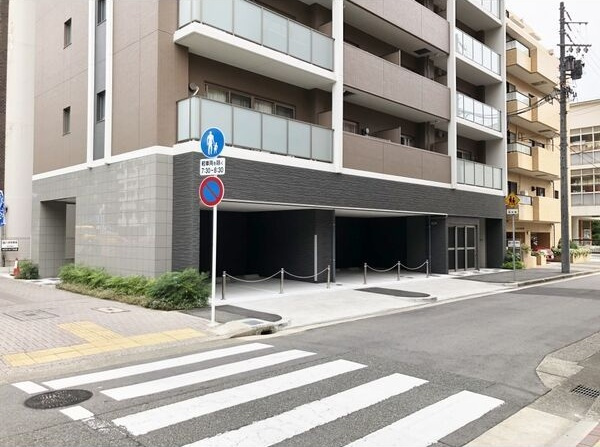 セレブレイト葵の駐車場