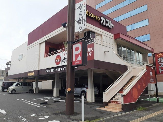 ラ・フュンフの周辺
