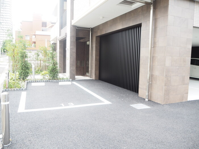 ロイヤルスクエア徳川の駐車場