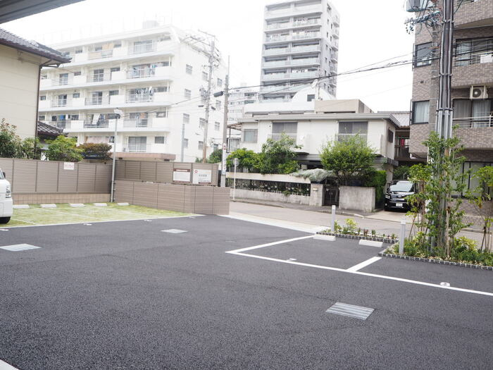 ロイヤルスクエア徳川の駐車場