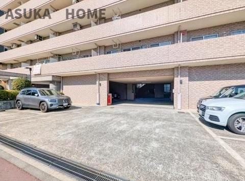 レクセル新子安の駐車場|。奥行きもある広々とした開放的な駐車場ですね。