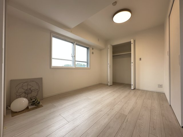 レクセル新子安の洋室|角部屋の為、明るい洋室になっております。ウォークインクローゼットが備わっていて収納もたっぷりあります