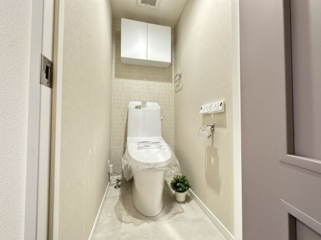 レクセル新子安のトイレ|上部に収納は嬉しい設備です。清潔感のあるトイレです。