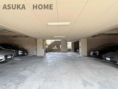 レクセル新子安の駐車場|敷地内駐車場です。セキュリティ面でも保管面でも安心ですね。