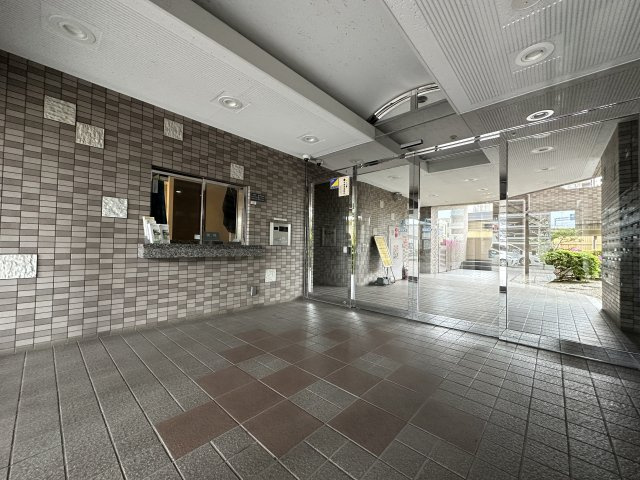 レクセル新子安のロビー|オートロック完備のマンションです。豪華なエントランスです。