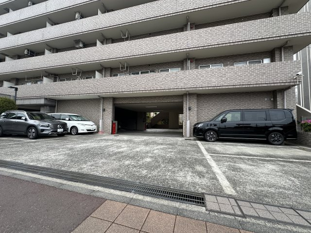 レクセル新子安の駐車場|敷地内駐車場の様子になります。別にバイク置場もございます。空き情報はアスカホームへお尋ねください。