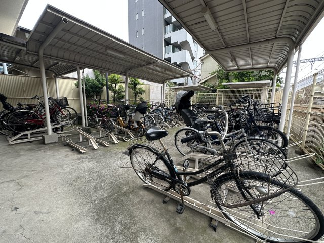 レクセル新子安の駐輪場|敷地内駐輪場の様子になります。綺麗に整頓されています。管理体制も良好です。