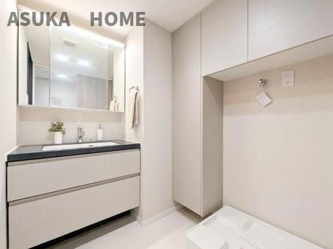 レクセル新子安の独立洗面台|歯磨きをしたりメイクや髪をセットしたりと、使いやすさが考えられた3面鏡です。