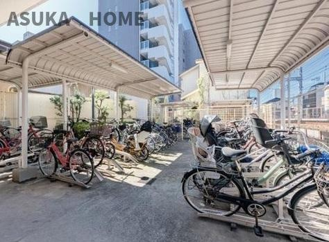 レクセル新子安の駐輪場|整理されたスタンド付きの使いやすい駐輪場です。