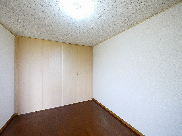 レオパレス浪漫の寝室|落ち着いた色調の寝室です