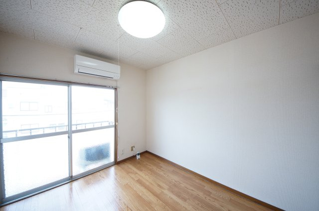 コーポYOUの洋室|※写真は別の部屋のものです。