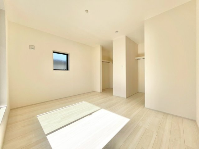 日立市滑川本町3期　新築戸建の洋室|衣類や季節ものバッグ、帽子などの小物もまとめて収納できる広々としたウォークインクローゼットを完備