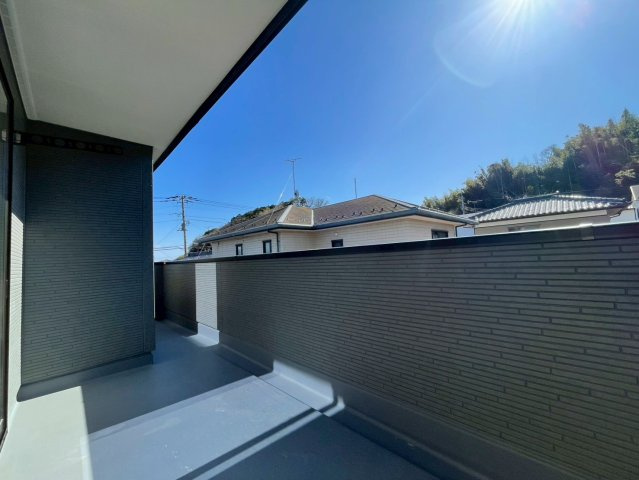日立市滑川本町3期　新築戸建のバルコニー|急な雨でも安心のインナーバルコニー。洗濯物や布団を干したまま外出でき、家事のストレスを大幅に軽減します。