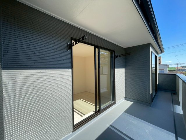 日立市滑川本町3期　新築戸建のバルコニー|洗濯物も布団もまとめて干せるワイド設計