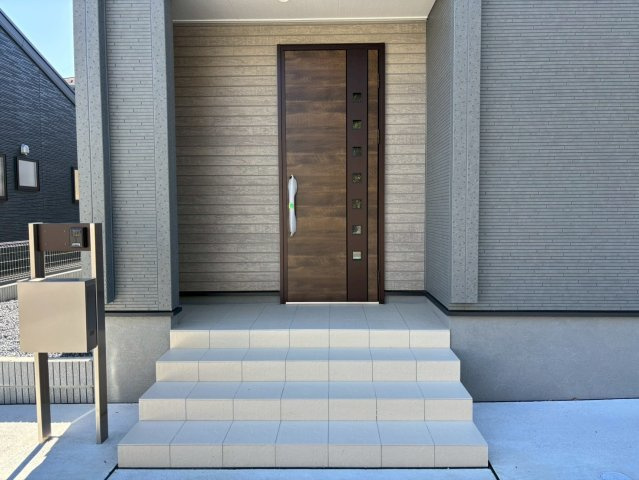 日立市滑川本町3期　新築戸建の玄関|玄関ドアはカードキーで開閉も楽々♪
スマホでの開錠と施錠も可能です！
玄関上部には人感センサー付きのダウンライトがあるので、夜間の帰宅時に自動で点灯してくれます♪
防犯対策面にも一役買ってくれます！