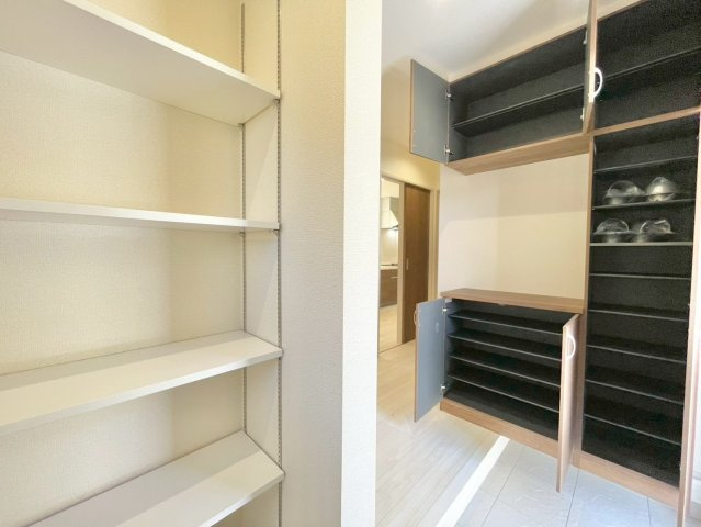 日立市滑川本町3期　新築戸建の収納|大型のシューズボックスは収納力もたっぷりです♪
可動棚となっており、ブーツや長靴などもそのまま収納可能です！