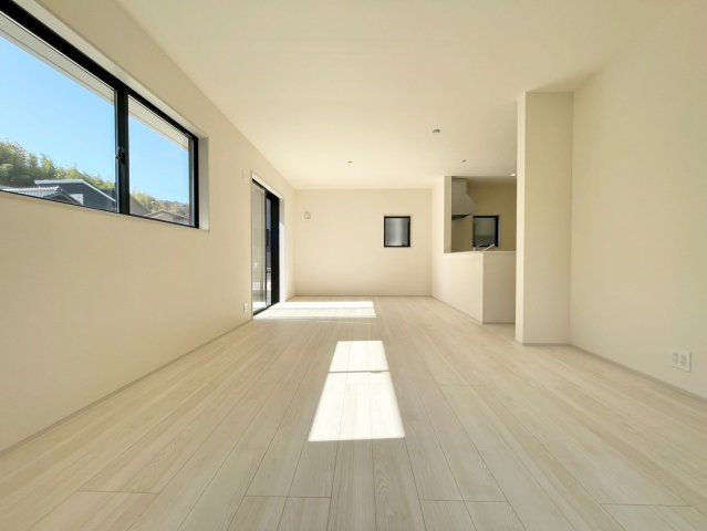 日立市滑川本町3期　新築戸建の居間・リビング|南向きで明るく陽当たりの良いリビングです♪