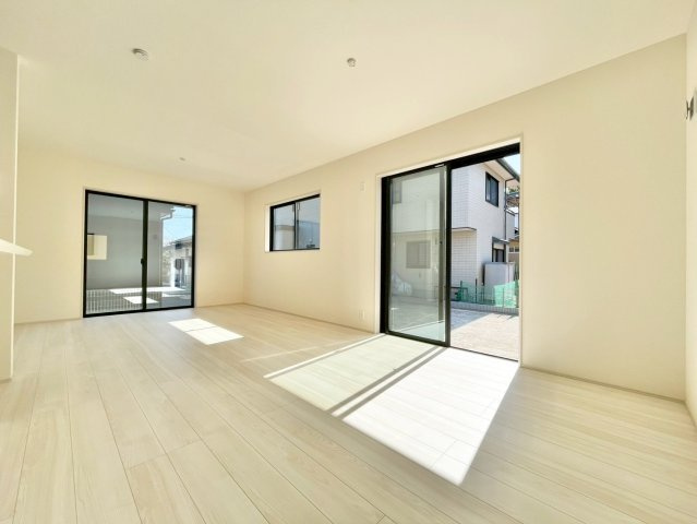 日立市滑川本町3期　新築戸建の居間・リビング|南向きで明るく、ゆったりとしたリビングです♪