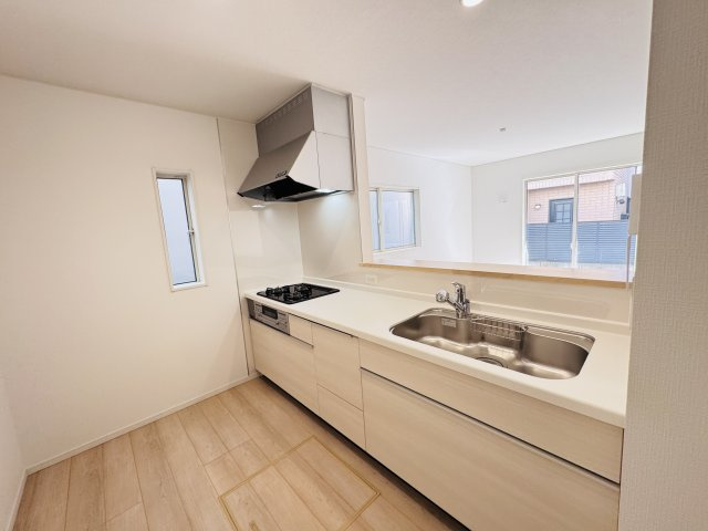 松戸市五香南１丁目新築戸建（五香南第１）のキッチン|広々システムキッチン・シンクの水栓には浄水器がついてます！