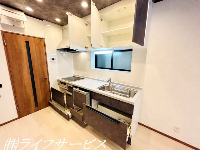 【キッチン】 | 野中南２丁目中古戸建 | 使い勝手の良い引き出し収納・上部収納有(2025年3月撮影)