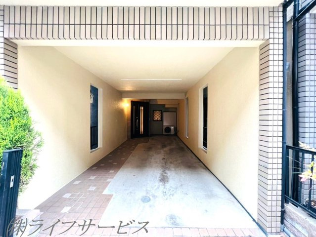 【駐車場】 | 野中南２丁目中古戸建 | ビルトインガレージ・２台駐車可（サイズ制限あり）(2025年3月撮影)