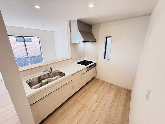 松戸市五香南１丁目新築戸建（五香南第１）のキッチン|広々システムキッチン・シンクの水栓には浄水器がついてます！