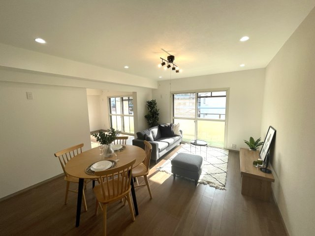 アムール堤の居間・リビング|家具を配置しやすいリビング。
リビングは1番長く居るお部屋だから、使いやすいことが何より大切☆