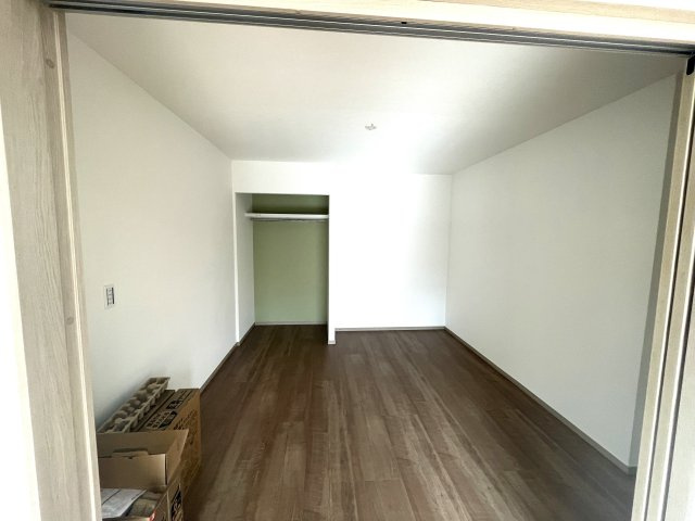 アムール堤の洋室|全居室フローリング＆収納付き♪
「収納の余裕は心の余裕」というお家探しの格言もあるんですよ！
