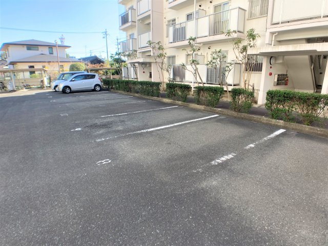 コープ野村半田壱号棟の駐車場