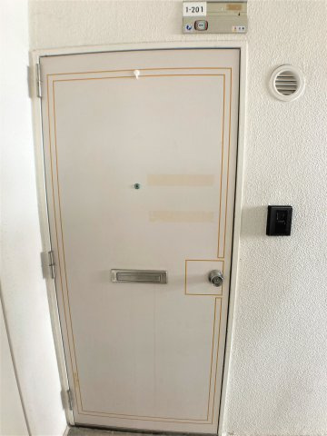 コープ野村半田壱号棟の玄関