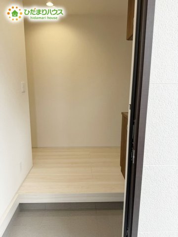 木間ヶ瀬Ⅵ（独立戸建10棟）　新築戸建　1号棟の玄関|玄関がひろいので親子で並んで仲良く靴が履けますね(^^)/