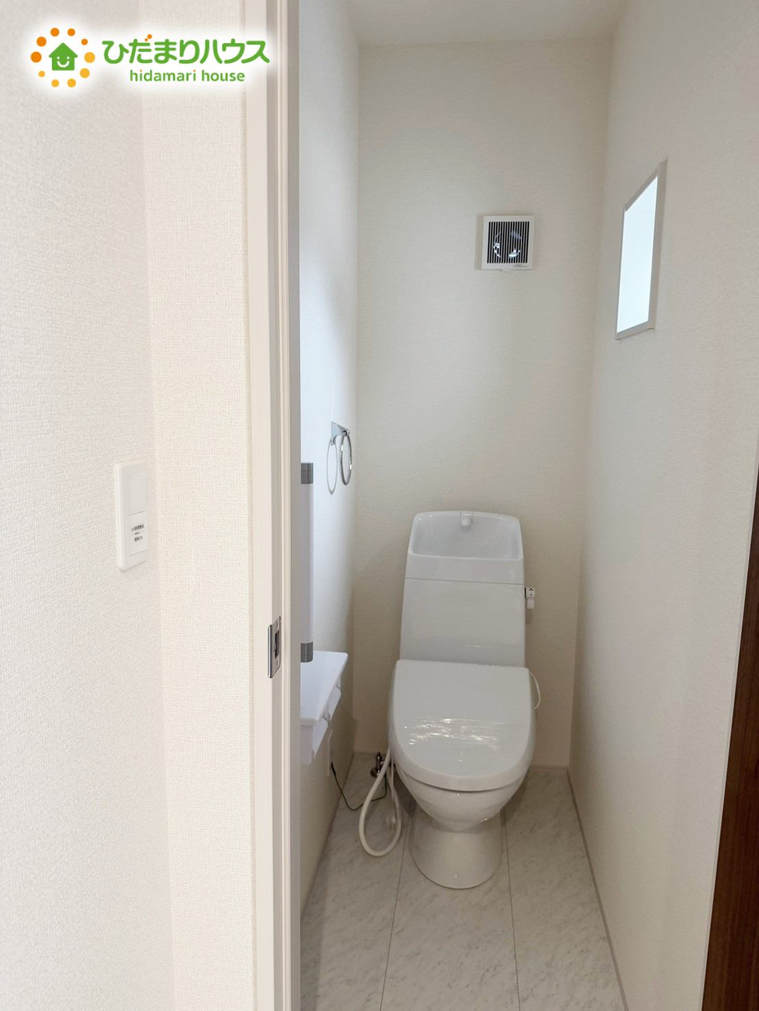 木間ヶ瀬Ⅵ（独立戸建10棟）　新築戸建　1号棟のトイレ|小窓が付いているので、トイレも明るい空間になっております♪	