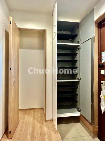 江戸川区西篠崎1丁目新築分譲住宅の玄関|【玄関】玄関には大型のシューズクローゼットを設置しておりますのでいつでもスッキリりとした空間を保てます。玄関周りを清潔に使うのはとても大事なことですよね。