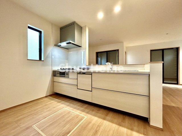 江戸川区西篠崎1丁目新築分譲住宅のキッチン|ワイドで収納豊富なシステムキッチン