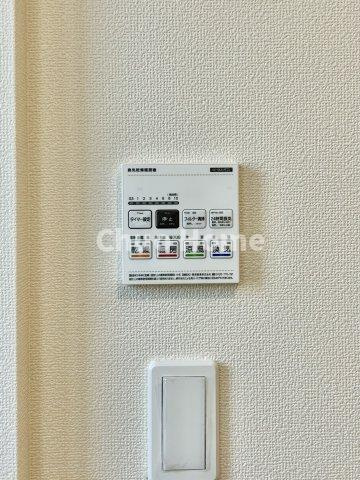 江戸川区西篠崎1丁目新築分譲住宅の冷暖房・空調設備|【浴室乾燥機】暖房・冷風・換気・乾燥が可能です。毎日を快適に過ごせるうれしい機能が揃っています。雨の日の洗濯物も安心です。