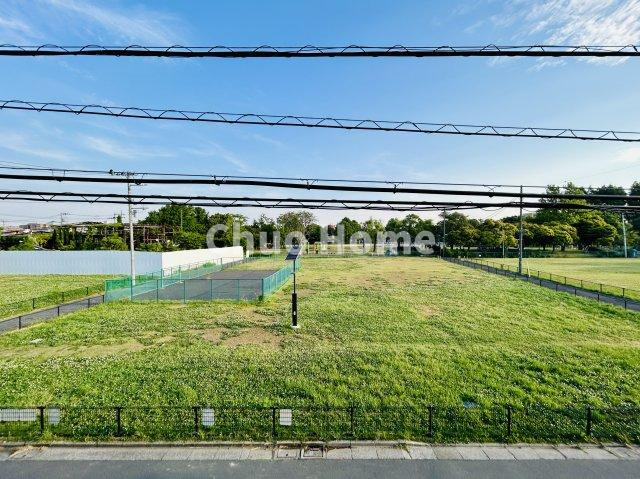 江戸川区西篠崎1丁目新築分譲住宅の展望|手を伸ばせば、ふれることが出来そうな環境が、そのままインテリアになったような印象です。その豊かな眺望にふさわしい空間には、通風・採光にも優れ、心地よい光と風があふれています
