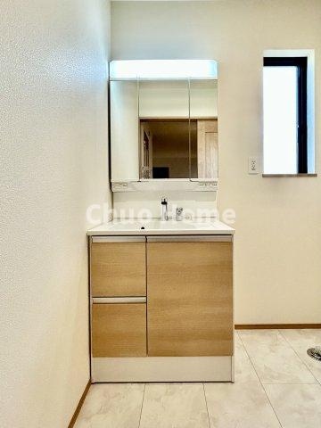 江戸川区西篠崎1丁目新築分譲住宅の独立洗面台|【洗面化粧台】洗面化粧台には三面鏡を採用。身だしなみを整えやすい事はもちろんですが、鏡の後ろに収納スペースを設ける事により、散らかりやすい洗面スペースをすっきりさせる事が出来るのも嬉しいですね