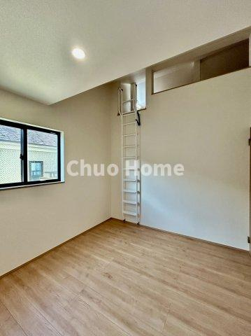 江戸川区西篠崎1丁目新築分譲住宅の洋室|【洋室】快適に過ごす条件は、一人ひとり違います。だからこそ飾り過ぎないシンプルな内装と偏り過ぎないデザインで統一しております。居住していく中でオーナー様だけの【マイホーム】に創り上げて下さい