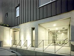 ＶＩＳＣＯＮＴＩ覚王山のエントランス