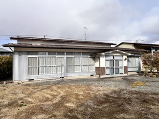 【外観】 | 敷地面積は驚きの400坪超！大型倉庫付きの平屋建て6DK。複数台駐車可能で、一般の居住用としてはもちろん、業者様の資材置き場や作業場としても最適なゆとりの空間です。