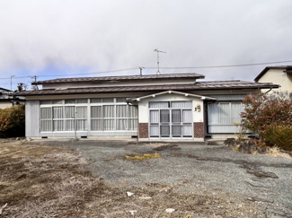 【外観】 | 敷地400坪超×大型倉庫】部屋数豊富な6DK平屋！カースペースも複数台分完備。趣味のガレージハウスから、事業用の資材置き場兼事務所まで、幅広い用途でご検討いただけます。（87文字）