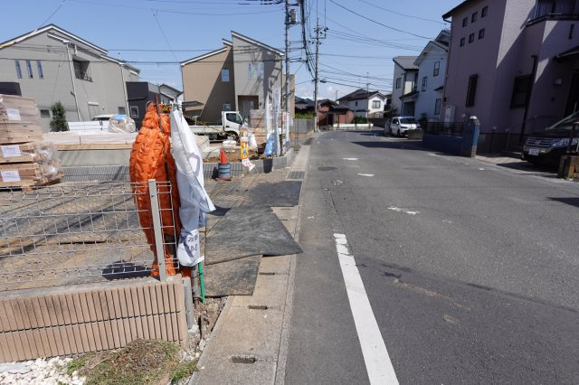 川越市的場　3(４)LDK＋パントリー＋WIC　並列駐車２台の前面道路含む現地写真