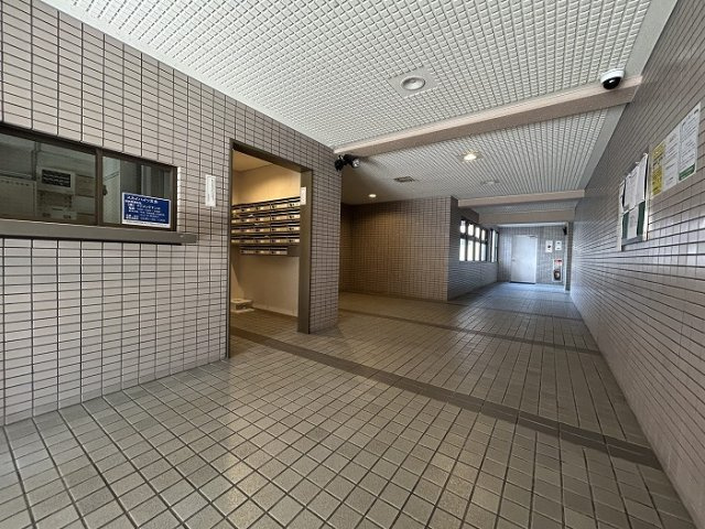 スカイハイツ五条のエントランス