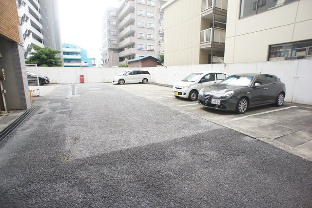 リビエール本郷の駐車場