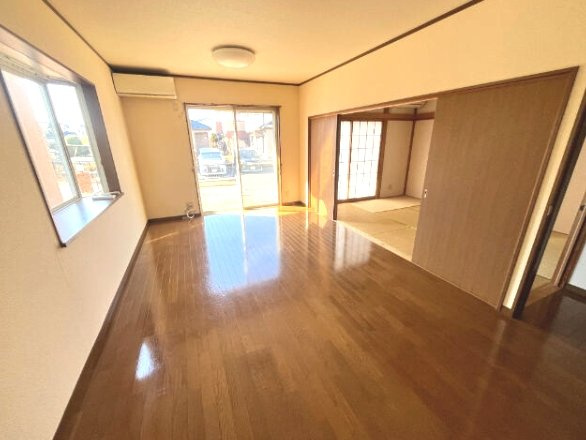 東金市前之内　中古戸建の居間・リビング|平成15年12月築  4LDK 玄関ホール吹抜け  南西道路  駐車2台並列駐車 閑静な分譲地