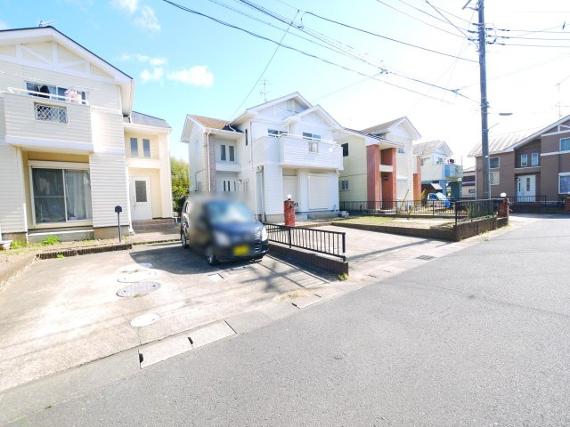 東金市前之内　中古戸建の前面道路含む現地写真|平成15年12月築  4LDK 玄関ホール吹抜け  南西道路  駐車2台並列駐車 閑静な分譲地