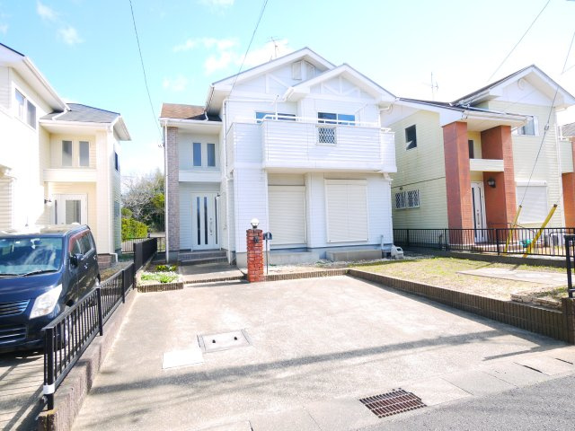 東金市前之内　中古戸建の外観|平成15年12月築  4LDK 玄関ホール吹抜け  南西道路  駐車2台並列駐車 閑静な分譲地